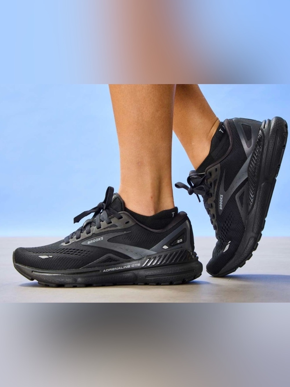 Brooks women size 7.5 Adrenaline GTS 22 Black and Dark Gray Running Shoes